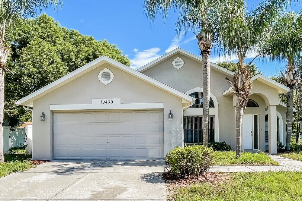 10439 Norvell Rd in Spring Hill, FL - Foto de edificio