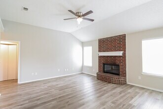 504 NE Park Meadow Ln in Burleson, TX - Building Photo - Building Photo