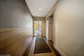 10353 Dearlove Rd in Glenview, IL - Building Photo - Building Photo