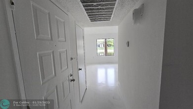 3259 Coral Lake Dr in Coral Springs, FL - Building Photo - Building Photo