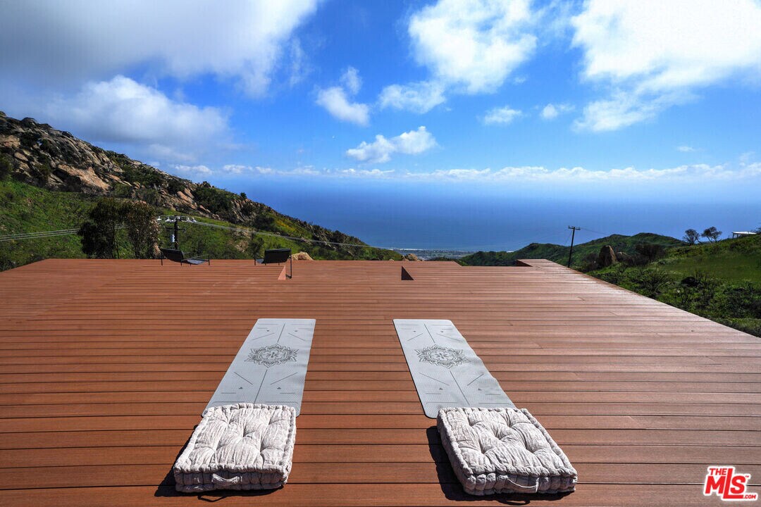 24641 Piuma Rd in Malibu, CA - Building Photo