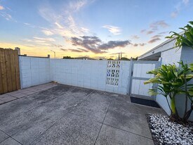 1365 Kuahaka St in Pearl City, HI - Building Photo