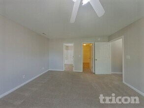 925 Schofield Ln in Columbia, SC - Foto de edificio - Building Photo