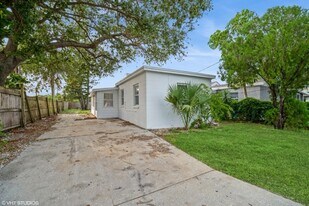 2154 Henry St NE in Palm Bay, FL - Building Photo