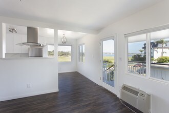 4076 1/2 Crown Point Dr in San Diego, CA - Building Photo - Building Photo