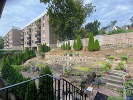176 Colonial Pkwy in Yonkers, NY - Building Photo