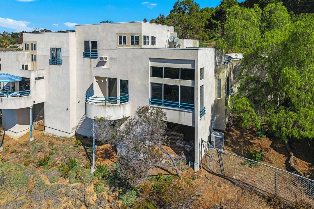 631-635 W Walnut Ave in San Diego, CA - Building Photo