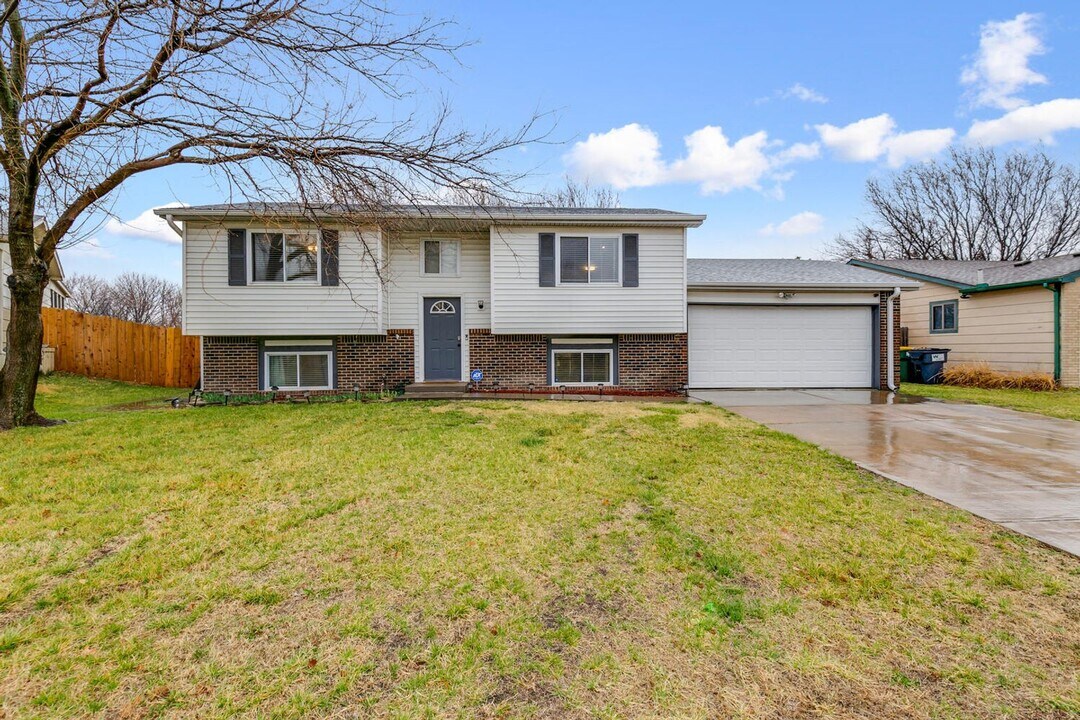 6842 E Winterberry Cir in Wichita, KS - Building Photo