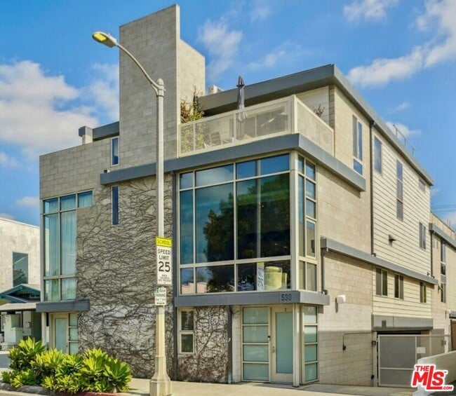 property at 530 N Larchmont Blvd