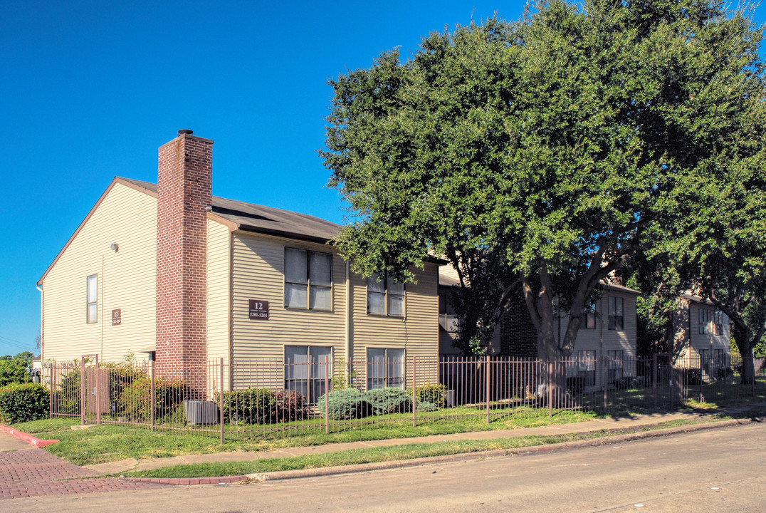 10941 Village Bend Ln in Houston, TX - Foto de edificio