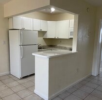 1230 W 54th St, Unit 321A in Hialeah, FL - Building Photo