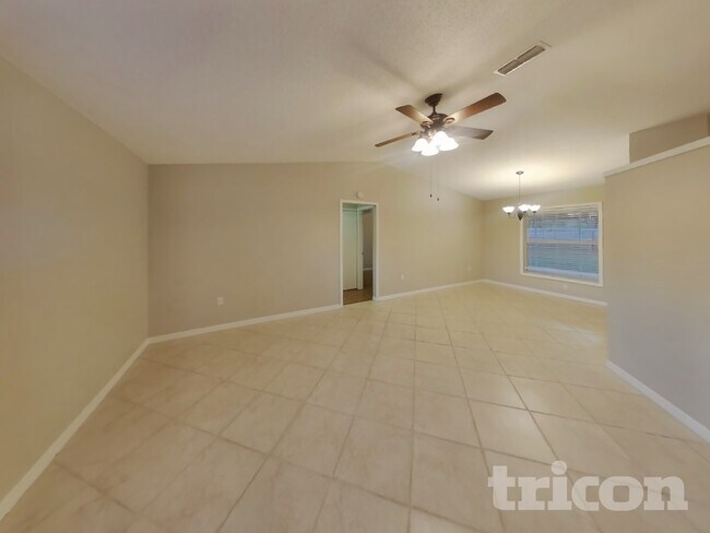 1374 Godfrey Ave in Spring Hill, FL - Foto de edificio - Building Photo