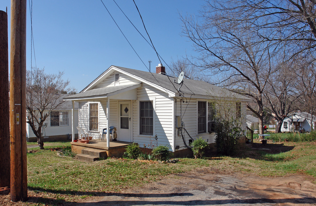 100-112 W E St in Easley, SC - Building Photo