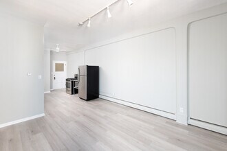 2266 S Kinnickinnic Ave, Unit 2 in Milwaukee, WI - Building Photo - Building Photo