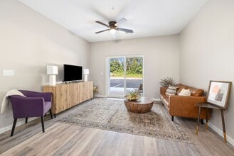 3861 W Univ St in Springfield, MO - Foto de edificio - Building Photo