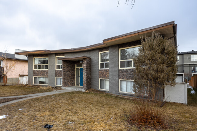 128 22 Av NE in Calgary, AB - Building Photo - Building Photo