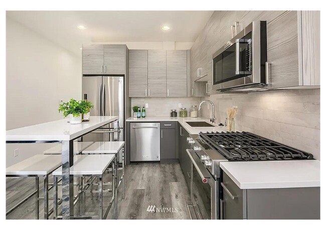 9200 Roosevelt Way NE in Seattle, WA - Building Photo - Building Photo