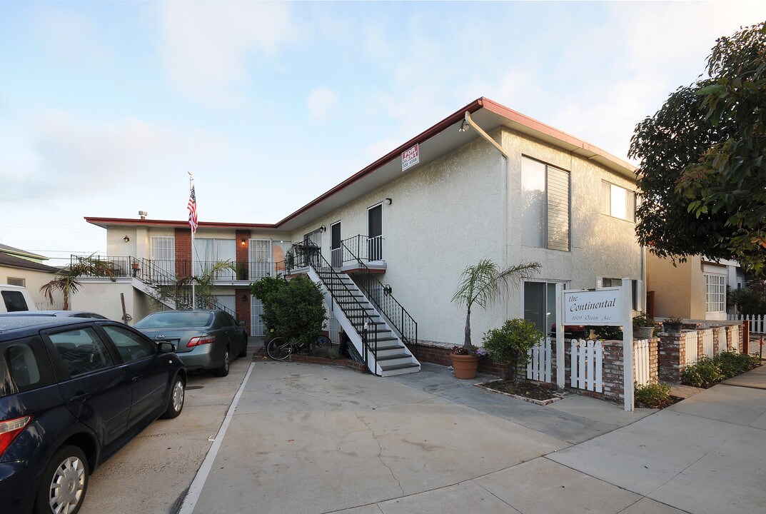 The Continental in Seal Beach, CA - Foto de edificio