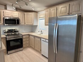 547 Lake Dr in Titusville, FL - Building Photo