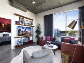 Amp Lofts in Los Angeles, CA - Foto de edificio - Building Photo