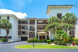 166 SE St Lucie Blvd in Stuart, FL - Building Photo