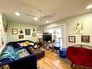 21 Dorr St, Unit C in Boston, MA - Foto de edificio - Building Photo