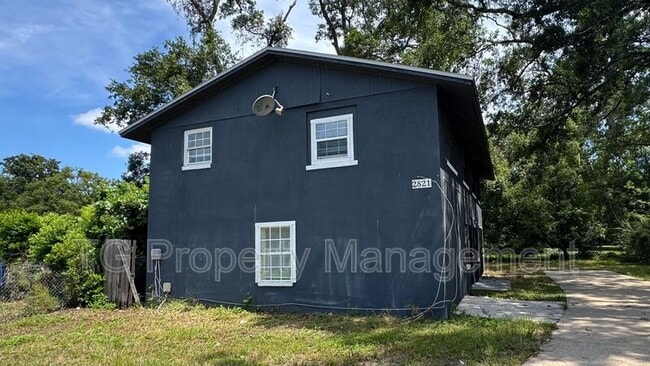 property at 2825 Moncrief Rd