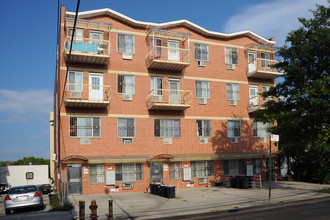 32-17 Linden St in Flushing, NY - Building Photo - Building Photo