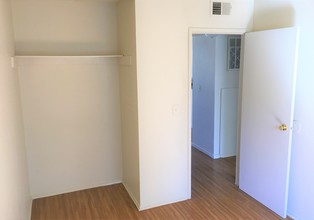 155 Westminster Way in Henderson, NV - Building Photo - Building Photo