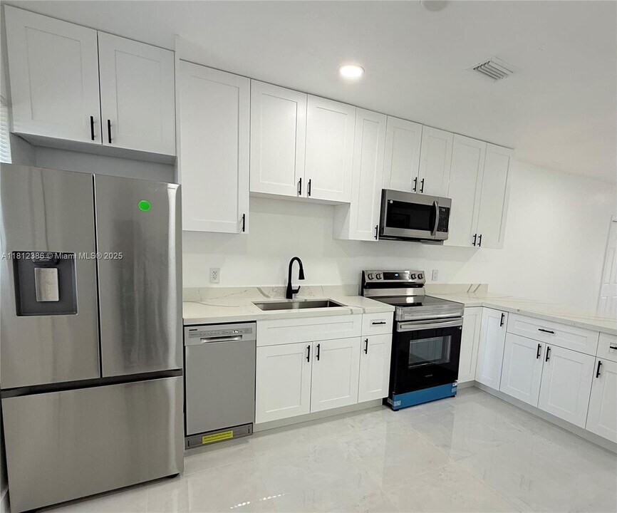 209 NW 10th St in Hallandale Beach, FL - Building Photo