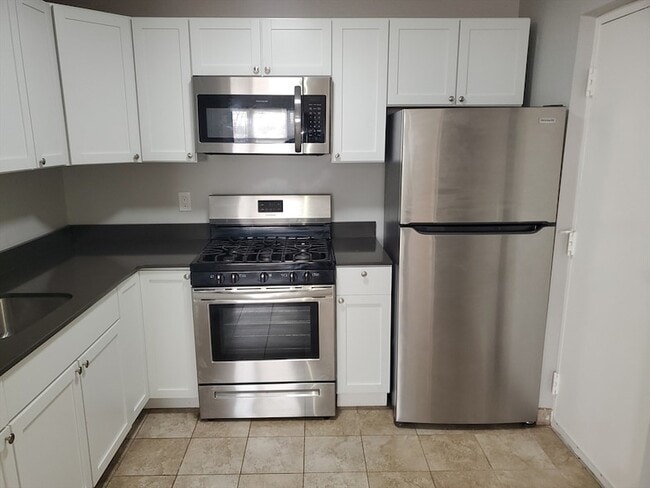 215 Pearl St, Unit 10 in Stoughton, MA - Building Photo - Building Photo