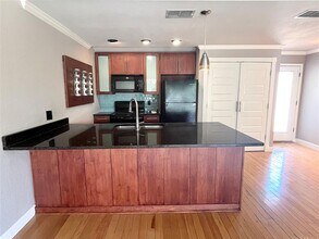 1818 S Lakeshore Blvd in Austin, TX - Building Photo - Building Photo