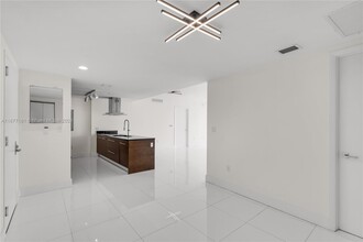 495 Brickell Ave, Unit 607 in Miami, FL - Building Photo - Building Photo