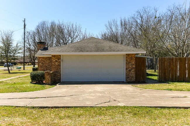 205 Josey Ln in Red Oak, TX - Building Photo - Building Photo