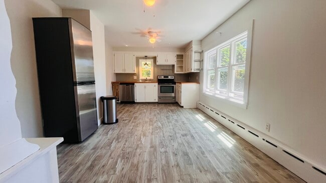 61 Almy St, Unit 2 in Newport, RI - Foto de edificio - Building Photo