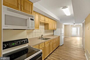 2537 S Broad St in Philadelphia, PA - Building Photo