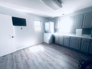 178 Fern Ave in Lyndhurst, NJ - Building Photo - Building Photo