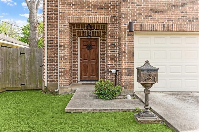702 E 37th St in Houston, TX - Building Photo - Building Photo