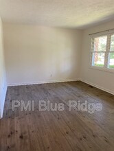 325 Comet Dr in Hendersonville, NC - Building Photo - Building Photo