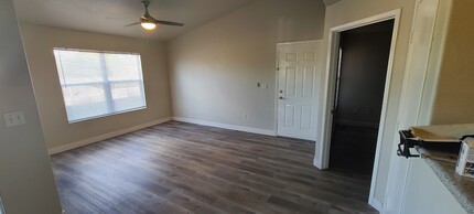 555 E Silverado Ranch Blvd in Las Vegas, NV - Building Photo - Building Photo