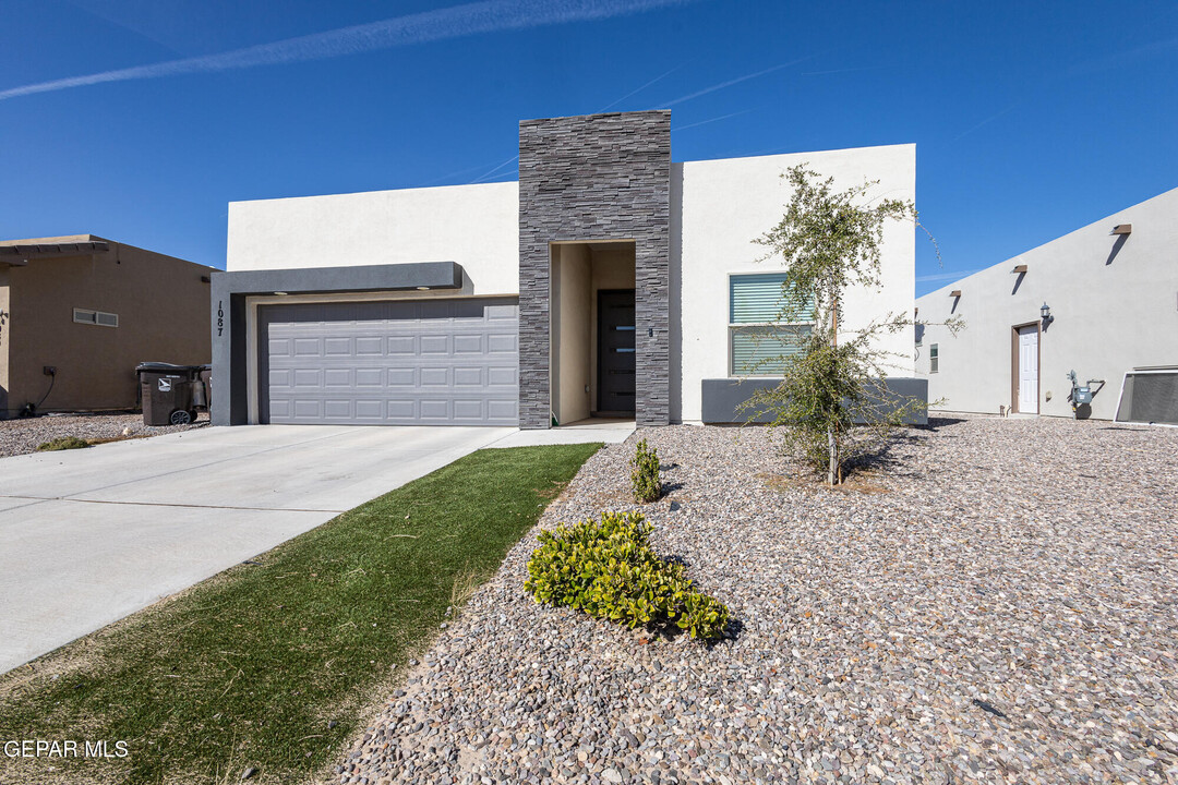 1087 Nickel Hl Ave in Sunland Park, NM - Building Photo