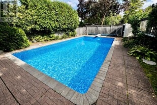 8 Iber Ct in Aurora, ON - Building Photo