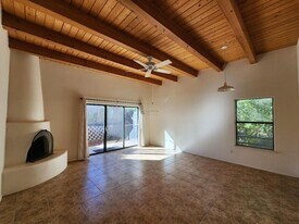 3353 Vista Del Prado Ct in Santa Fe, NM - Building Photo