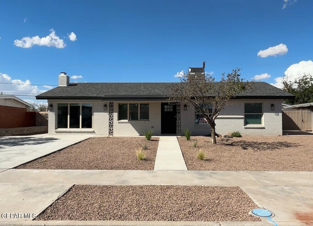 10129 Saigon Dr in El Paso, TX - Building Photo