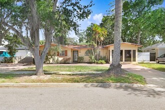 240 Lyndhurst St in Dunedin, FL - Foto de edificio - Building Photo