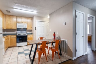 Village Square in Barnesville, GA - Foto de edificio - Interior Photo