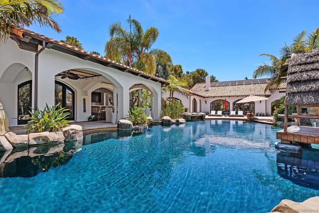 16210 Via Cazadero in Rancho Santa Fe, CA - Building Photo