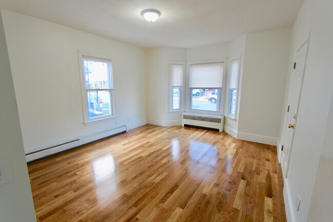 55 Forest Ave, Unit 1F in Everett, MA - Building Photo - Building Photo