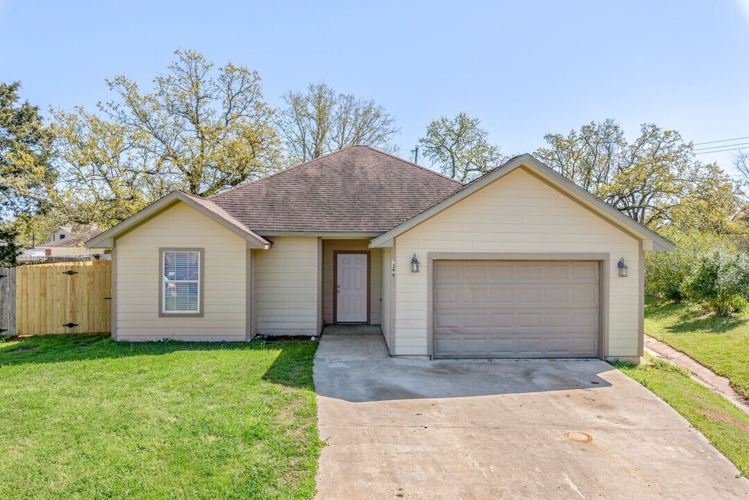 Newly Renovated 3 bed, 2 bath home on cul- in Bryan, TX - Building Photo