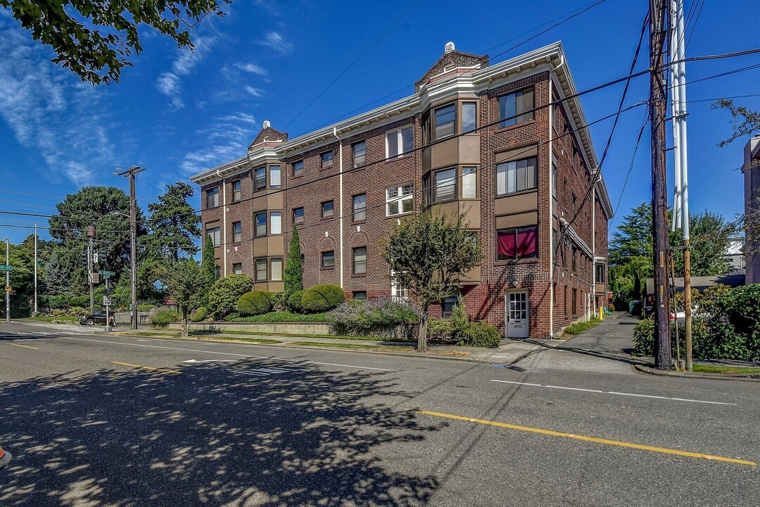 Woodland Court Apartments in Seattle, WA - Building Photo